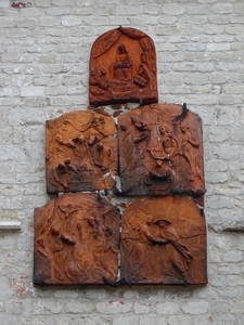 16-Relifs aan kerkmuur in terracotta