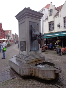 Fontein met alom gekende paardenkop