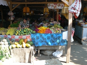 Bananen ,Mango en bloemen voor de offeraven