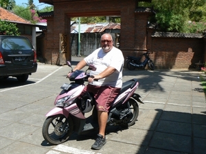 Robert op de bromfiets