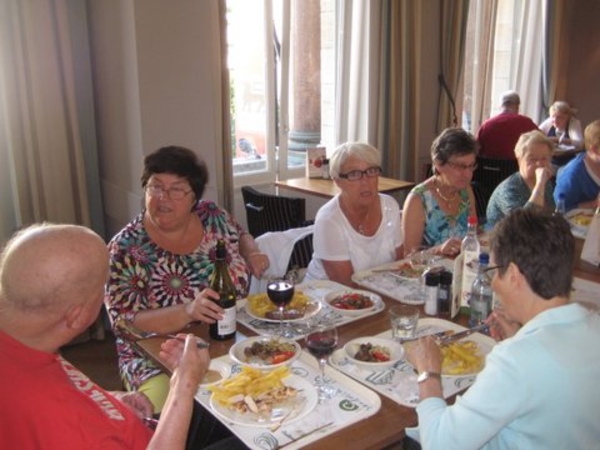 hapje eten in de Stadsfeestzaal van Antwerpen