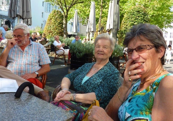bij een zomerse septemberdag op een terras
