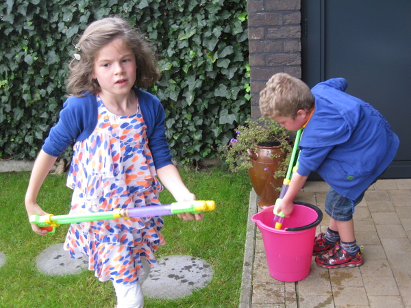 11) Spelen met het waterpistool