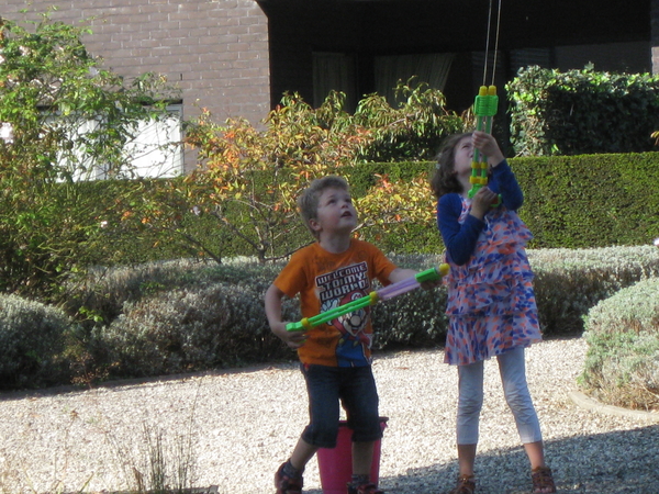 22) Spuiten in de Sennehoftuin