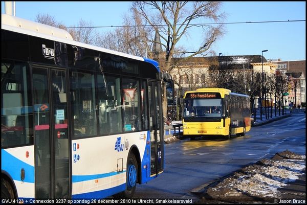 4123 + Connexxion 3237 - Utrecht, Smakkelaarsveld 26-12-2010