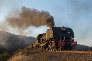 Goederentrein met stoomlocomotief NRZ 5A 414 (Garratt)