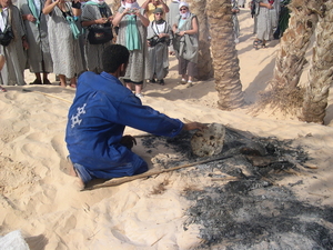 Er wordt brood gebakken in het zand