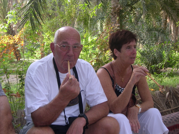 Een pijpje roken met gedroogde palmbladeren