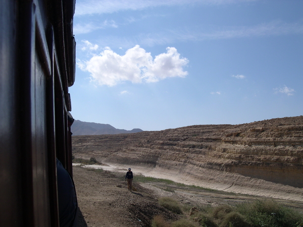 Met deze oude trein door een canion