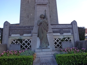 Oorlogsmonument aan de kerk