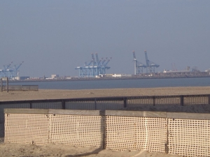 In de verte de haven van Zeebrugge