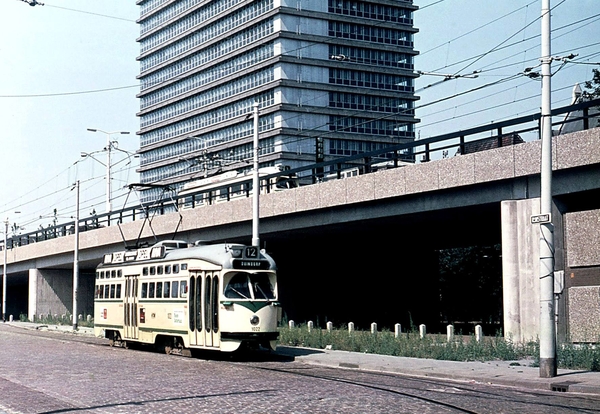 De Rijnstraat in Den Haag met de keerdriehoek van lijn 12