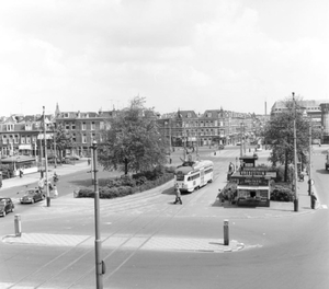 1959 Hobbemaplein, gezien naar de Hobbemastraat. Met tram 6