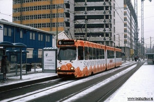 De inmiddels al lang verdwenen halte Muzenstraat lag op de plek w