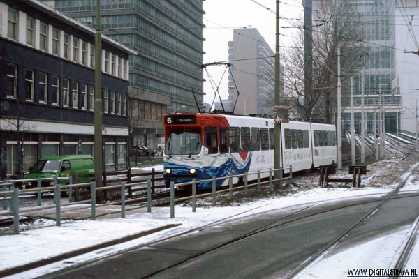 De inmiddels al lang verdwenen halte Muzenstraat lag op de plek w