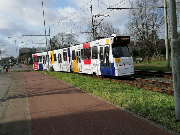 Mondriaan jasje gespot op lijn 6 in Leidschendam-3