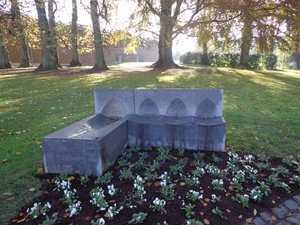 Monument in blauwe steen uit de streek