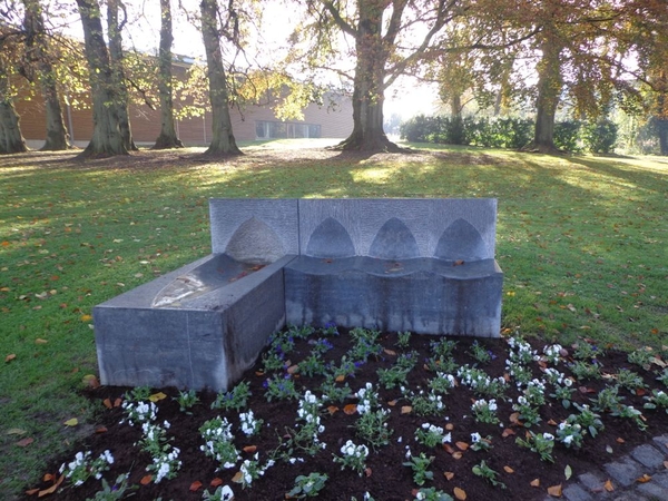 Monument in blauwe steen uit de streek