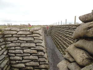 164-De loopgraven in de dijk langs de Ijzer