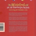Winiefred zet de bloemetjes buiten (v)