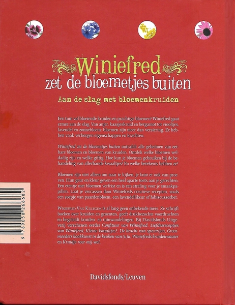 Winiefred zet de bloemetjes buiten (v)