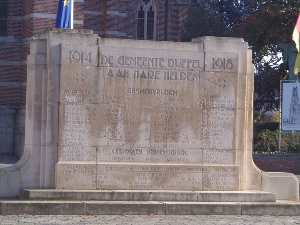 Oorlogsmonument aan de kerk