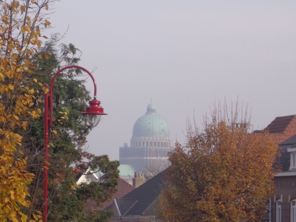 In de verte de Basiliek van Koekelberg