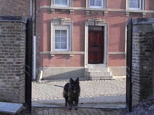 aan de poort van de Sint-Maartenkerk