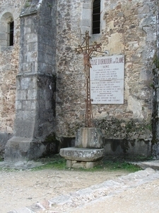 Het kruisbeeld voor de kerk