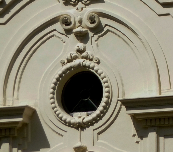 The face in the building  Ooooh!