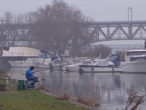 Vissers aan de jachthaven