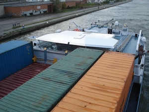 Met neergelaten stuurhuis onder de brug