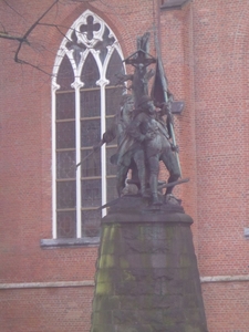 Standbeeld aan de kerk