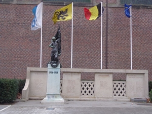 Oorlogsmonument aan de kerk