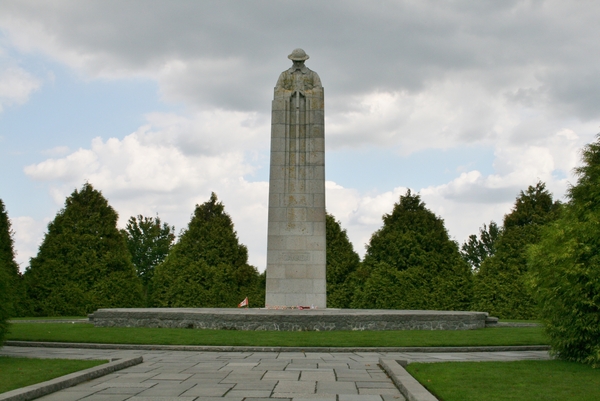 Canadees monument te Sint-Juliaan 1