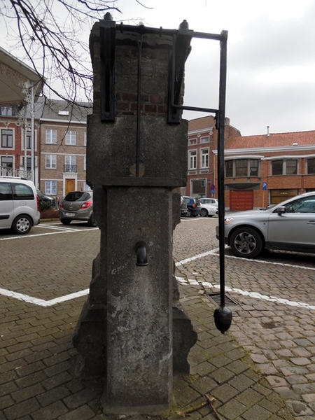 87-Oude waterpomp op dorpsplein