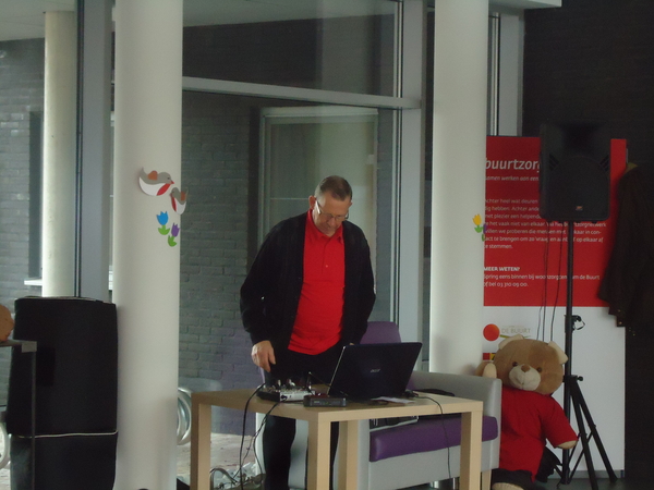 Jos checkt of alles klaar is.