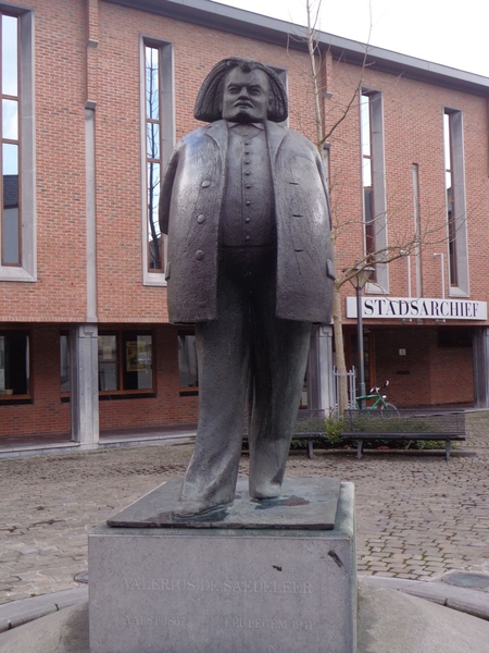 Standbeeld Valerius De Saedeleer