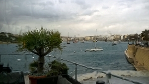 Sliema - achter een kletsnat venster van The Terrace