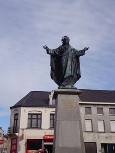 Beeld aan de kerk