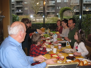 11) Allen aan tafel