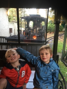 neefjes in stoomtrein