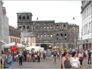 Trier, de Grote Markt met Porta Nigra.