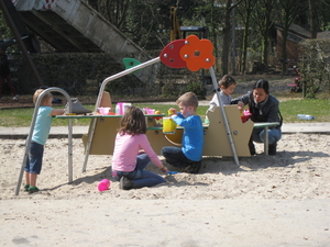 11) In de zandbak met de potjes