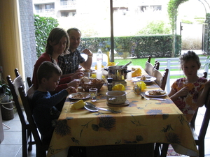 26) Het voorgerecht aan tafel