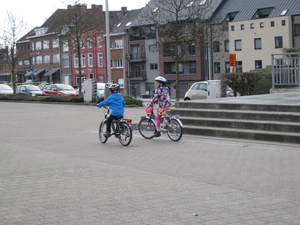 39) Samen op het stationsplein te Halle