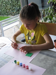 42) Jana schildert de houten plankjes
