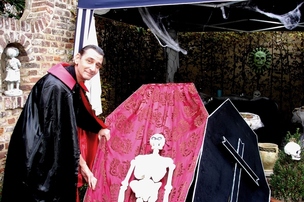 Kapper John als de perfecte Dracula ...