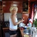 vrouw lief in de keuken van de boot