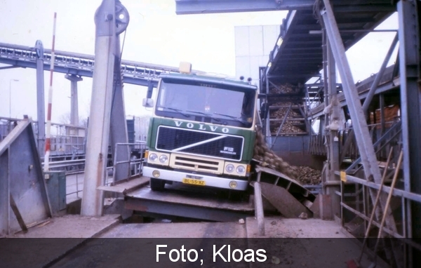 De truck kantelt